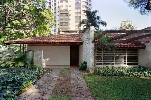 casinha-and-reside%CC%82ncia-vilanova-artigas-II-sa%CC%83o-paulo-brazil-architectural-review-12-Cropped-492x328.jpg