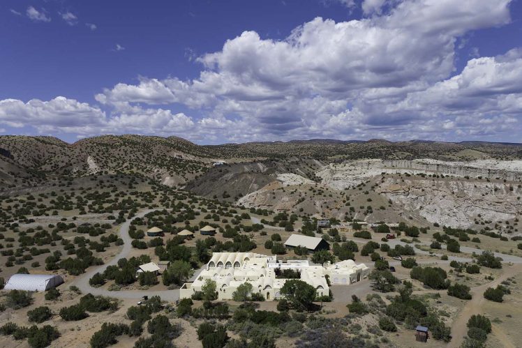 Dar-Al-Islam-16_dar_al_islam_abiquiu_hassan_fathy_deserts_architectural_review-748x499.jpg