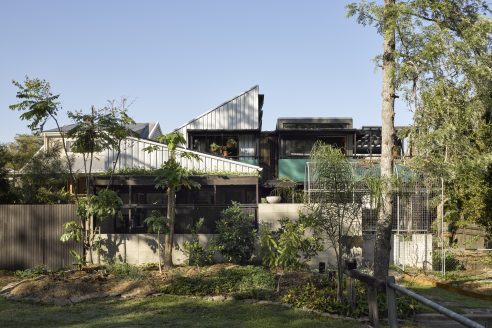 live-work-share-house-in-queensland-australia-by-bligh-graham-architects-architectural-review1-492x328.jpg